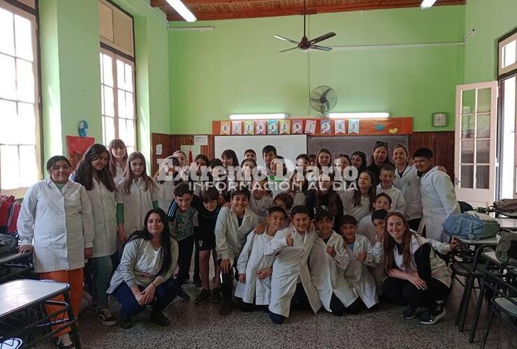 Imagen de Las docentes Doriana Alegre, Silvia Spina y Carolina Chocobar visitaron la Escuela Fiscal