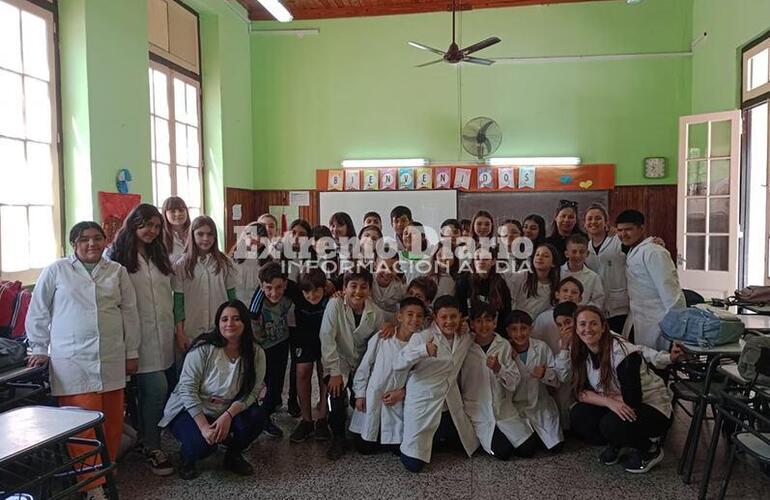 Imagen de Las docentes Doriana Alegre, Silvia Spina y Carolina Chocobar visitaron la Escuela Fiscal