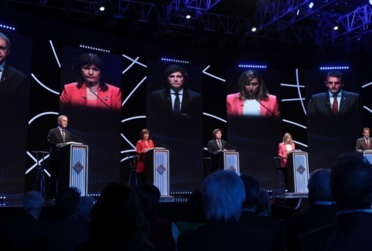 Los candidatos en el escenario de Santiago del Estero.