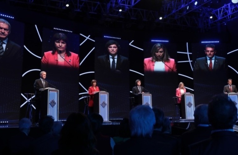 Los candidatos en el escenario de Santiago del Estero.