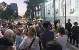 El intendente Esper recibi&oacute; a los vecinos en las puertas del Palacio Municipal.