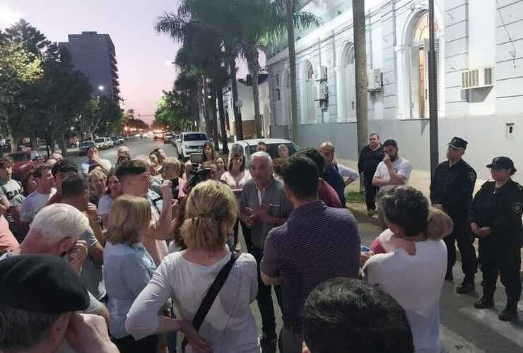 El intendente Esper recibió a los vecinos en las puertas del Palacio Municipal.