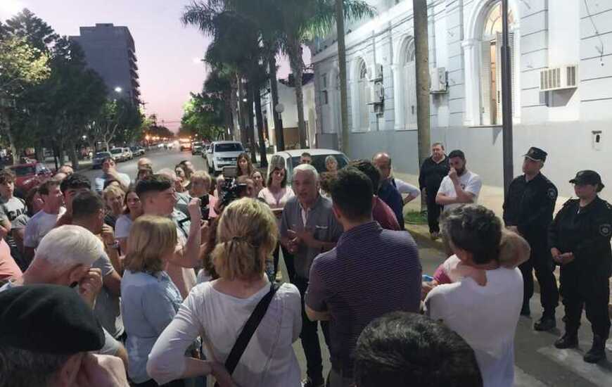 El intendente Esper recibi&oacute; a los vecinos en las puertas del Palacio Municipal.