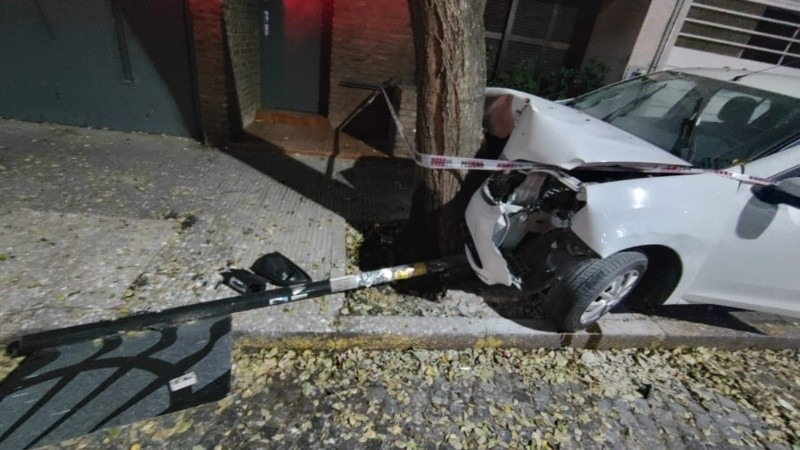 El conductor, de 44 a&ntilde;os, fue asistido por la ambulancia y se constat&oacute; que sufri&oacute; traumatismos en el cr&aacute;neo.