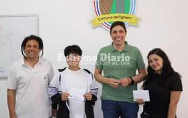 Imagen de La Comuna de Fighiera entreg&oacute; aportes econ&oacute;micos a las bailarinas Samara Vel&aacute;zquez y Morena Garfagnoli