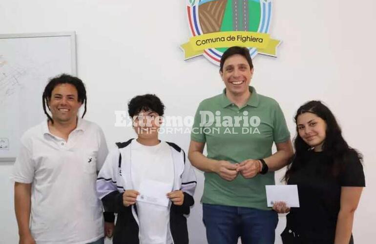 Imagen de La Comuna de Fighiera entreg&oacute; aportes econ&oacute;micos a las bailarinas Samara Vel&aacute;zquez y Morena Garfagnoli