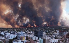 As&iacute; se ven las columnas de humo en las sierras desde la ciudad de Carlos Paz. (El Diario de Carlos Paz)