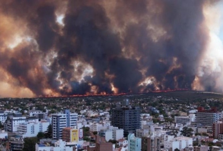 Así se ven las columnas de humo en las sierras desde la ciudad de Carlos Paz. (El Diario de Carlos Paz)