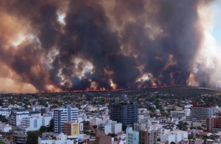 Así se ven las columnas de humo en las sierras desde la ciudad de Carlos Paz. (El Diario de Carlos Paz)