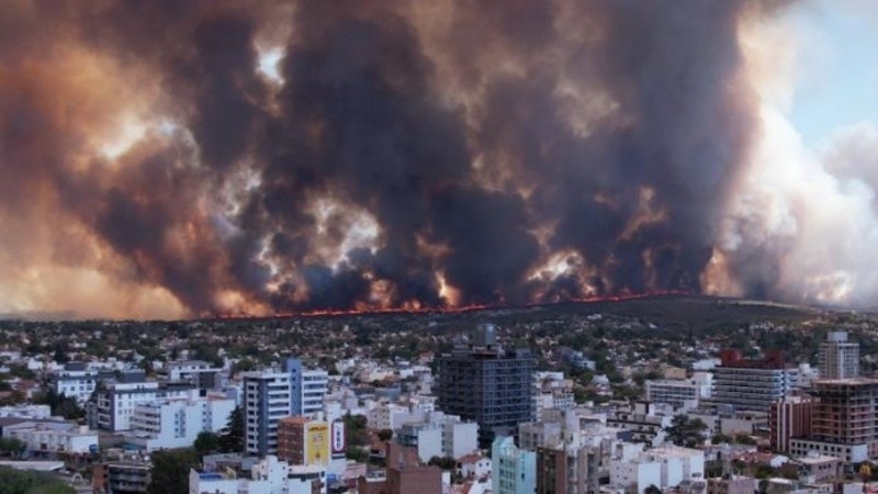 As&iacute; se ven las columnas de humo en las sierras desde la ciudad de Carlos Paz. (El Diario de Carlos Paz)