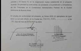 El decreto. El convenio para esta nueva herramienta en seguridad firmado por An&iacute;bal Fernn&aacute;ndez, Nizar Esper y Gabriel Oliv&eacute;.