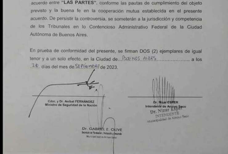 El decreto. El convenio para esta nueva herramienta en seguridad firmado por Aníbal Fernnández, Nizar Esper y Gabriel Olivé.