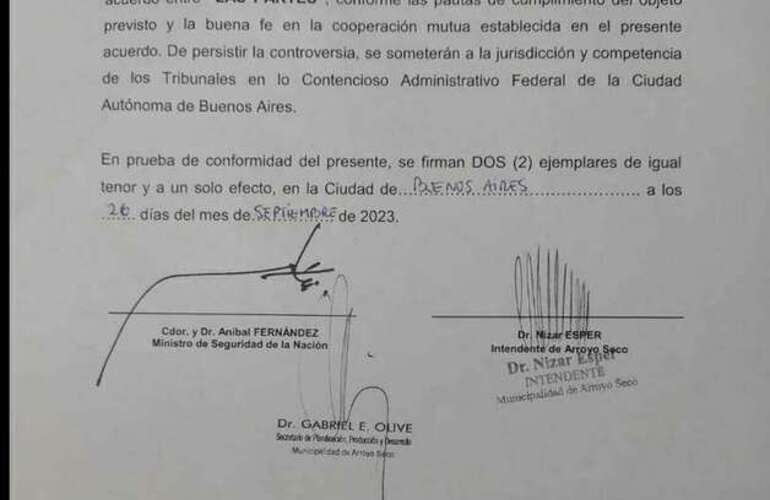 El decreto. El convenio para esta nueva herramienta en seguridad firmado por Aníbal Fernnández, Nizar Esper y Gabriel Olivé.