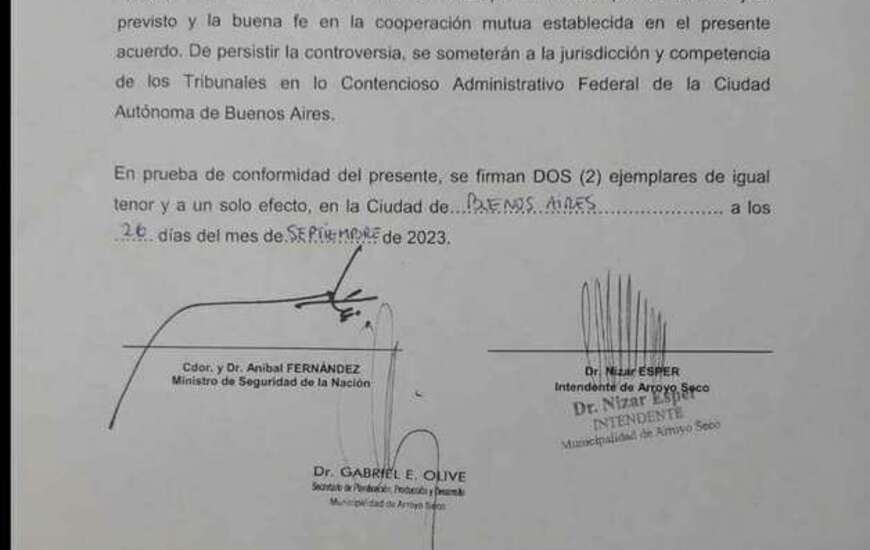 El decreto. El convenio para esta nueva herramienta en seguridad firmado por An&iacute;bal Fernn&aacute;ndez, Nizar Esper y Gabriel Oliv&eacute;.