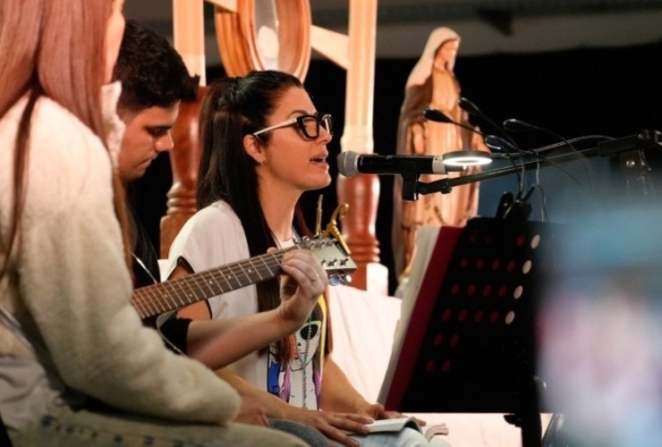 La oración cantada de Leda, previa a la bendición. (Foto: Alan Monzón/Rosario3) La oración cantada de Leda, previa a la bendición. (Foto: Alan Monzón/Rosario3)