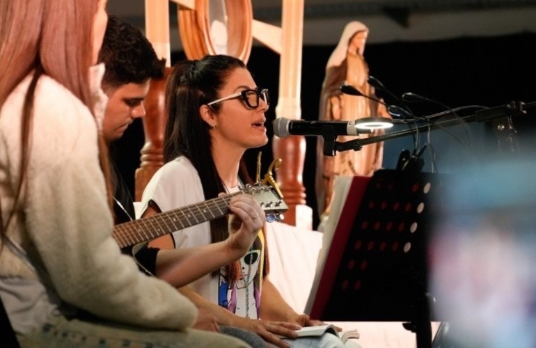 La oraci&oacute;n cantada de Leda, previa a la bendici&oacute;n. (Foto: Alan Monz&oacute;n/Rosario3)