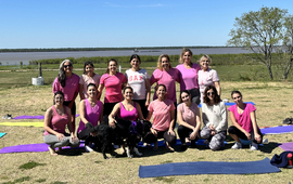 Imagen de El grupo de 'Yoga Centro' realiz&oacute; clase para concientizar sobre el Cancer de Mama.