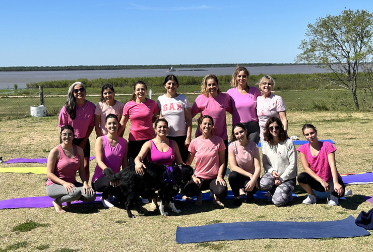 Imagen de El grupo de 'Yoga Centro' realizó clase para concientizar sobre el Cancer de Mama.