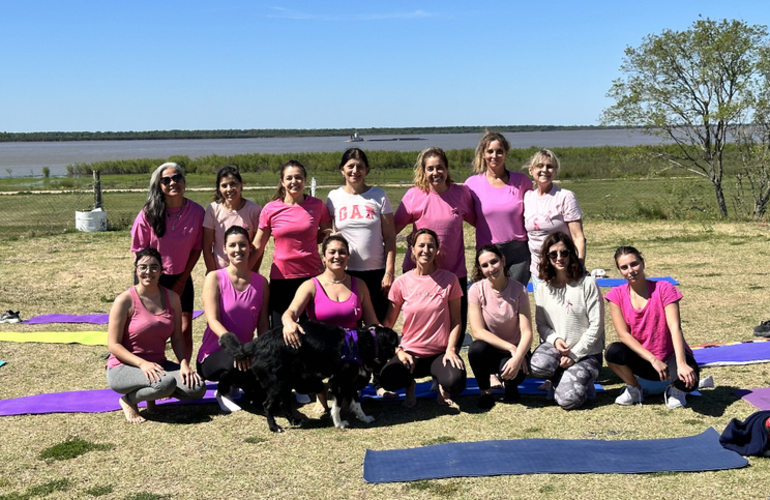 Imagen de El grupo de 'Yoga Centro' realizó clase para concientizar sobre el Cancer de Mama.