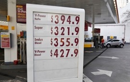 El cartel con los nuevos precios de Shell desde este martes. (Alan Monz&oacute;n / Rosario3)