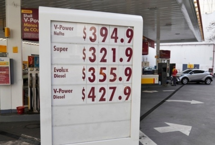 El cartel con los nuevos precios de Shell desde este martes. (Alan Monzón / Rosario3)