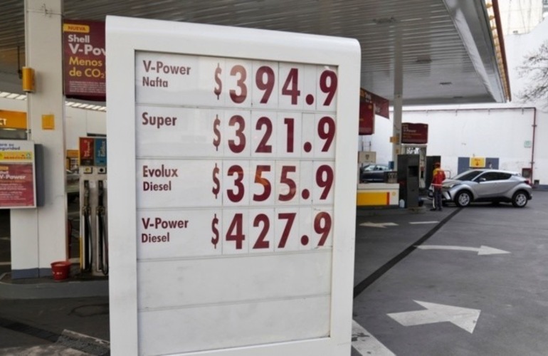 El cartel con los nuevos precios de Shell desde este martes. (Alan Monzón / Rosario3)