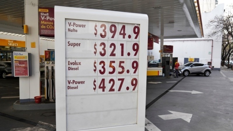 El cartel con los nuevos precios de Shell desde este martes. (Alan Monz&oacute;n / Rosario3)