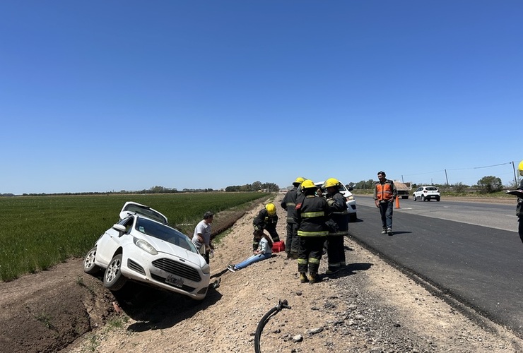 Imagen de Vuelco de un vehículo sobre ruta 21 llegando a Playa Mansa