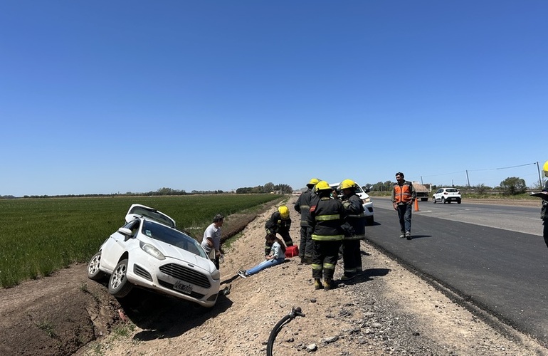 Imagen de Vuelco de un vehículo sobre ruta 21 llegando a Playa Mansa