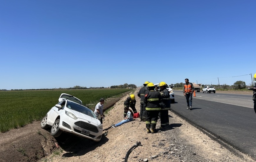 Imagen de Vuelco de un veh&iacute;culo sobre ruta 21 llegando a Playa Mansa