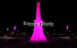 Imagen de 19 de octubre: El Monumento de la plaza 9 de julio se ti&ntilde;&oacute; de rosa