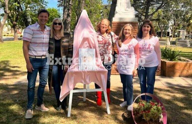 Imagen de Colocación de un lazo y acto conmemorativo por el 19 de octubre en el Monumento a la Madre