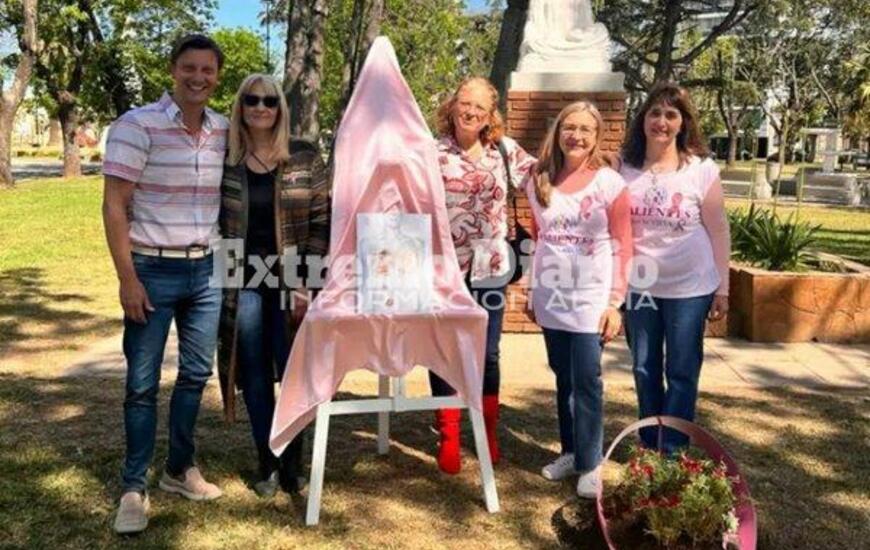 Imagen de Colocaci&oacute;n de un lazo y acto conmemorativo por el 19 de octubre en el Monumento a la Madre