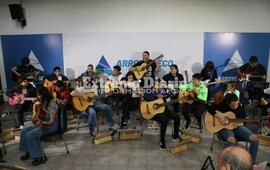 Imagen de Emocionante muestra de fin de a&ntilde;o del taller de guitarra a cargo del profesor Eduardo Sanchez