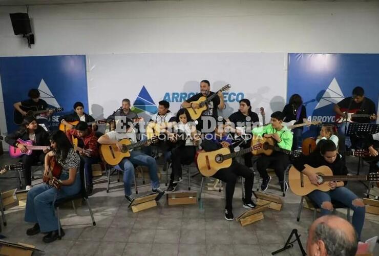 Imagen de Emocionante muestra de fin de año del taller de guitarra a cargo del profesor Eduardo Sanchez