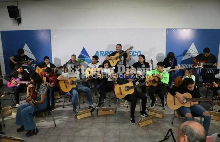 Imagen de Emocionante muestra de fin de año del taller de guitarra a cargo del profesor Eduardo Sanchez