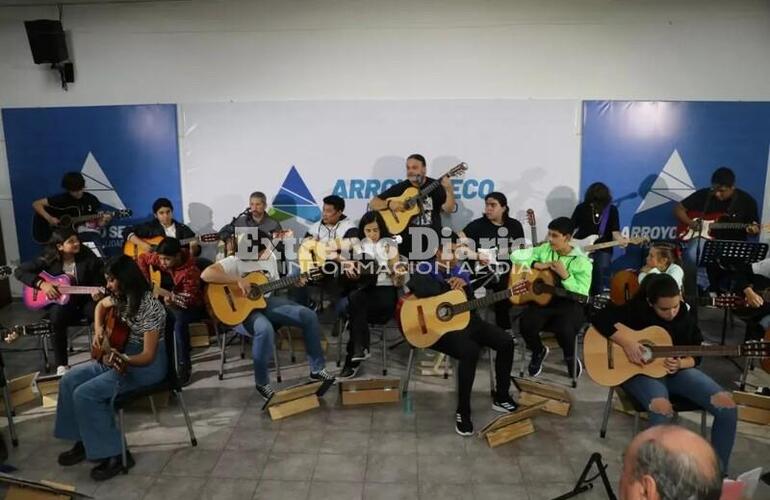 Imagen de Emocionante muestra de fin de a&ntilde;o del taller de guitarra a cargo del profesor Eduardo Sanchez