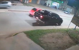 At&oacute; a un perro a su camioneta y lo arrastr&oacute; hasta matarlo. Foto: Captura de video