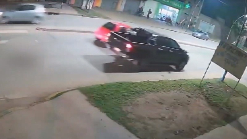 At&oacute; a un perro a su camioneta y lo arrastr&oacute; hasta matarlo. Foto: Captura de video