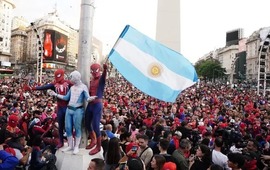 Foto X: @marveldato. Spider-Man por todos lados. Hubo cientos de personas disfrazadas del personaje de Marvel