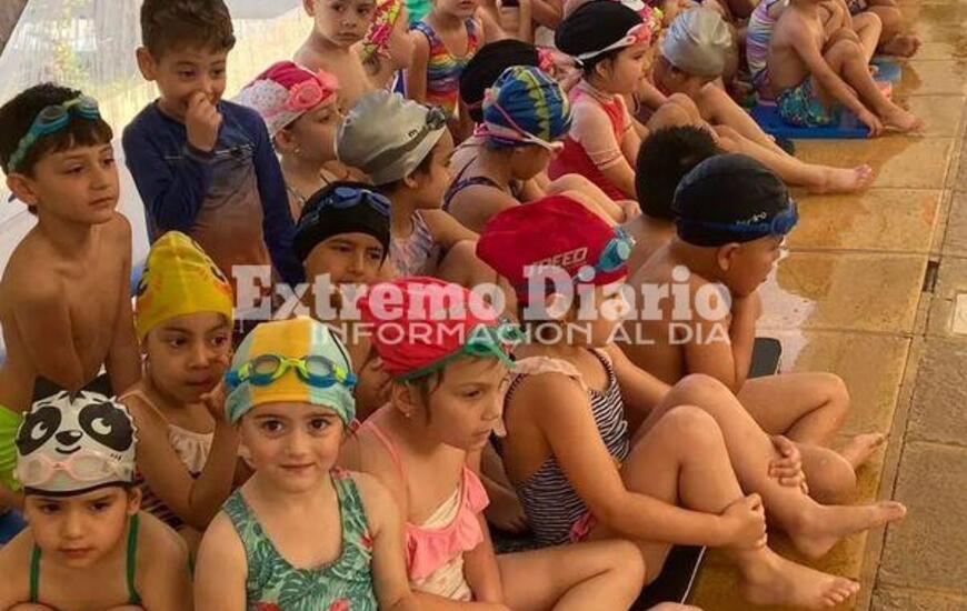 Imagen de Se llev&oacute; adelante la muestra anual de nataci&oacute;n en el Polideportivo de Alvear