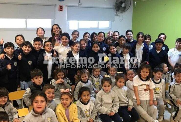 Imagen de Alumnos de 5° grado de la Escuela Santa Lucía brindaron una función de títeres para los pequeños del Jardín Niño Jesús