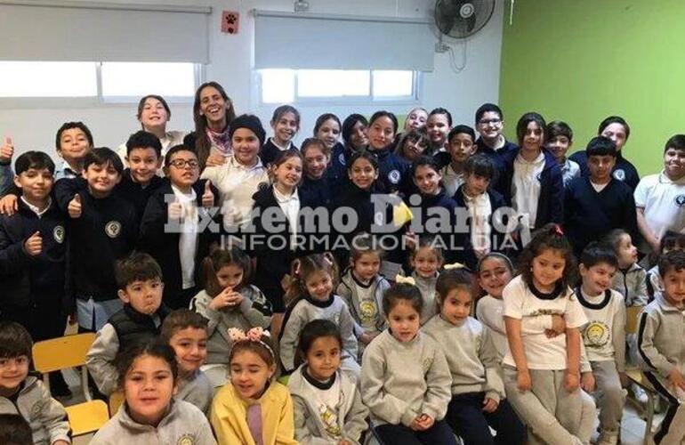 Imagen de Alumnos de 5° grado de la Escuela Santa Lucía brindaron una función de títeres para los pequeños del Jardín Niño Jesús