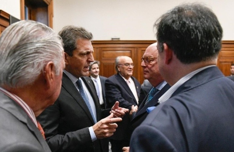 El ministro de Economía hizo declaraciones luego de una reunión que mantuvo este martes con la Unión Industrial Argentina