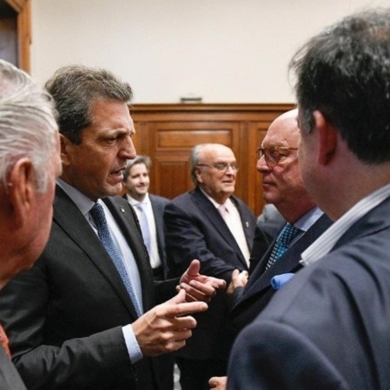 El ministro de Economía hizo declaraciones luego de una reunión que mantuvo este martes con la Unión Industrial Argentina