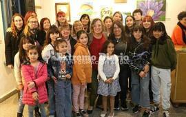 Imagen de Se realiz&oacute; la muestra de fin de a&ntilde;o del taller de pintura a cargo de Gisel Mastromarino