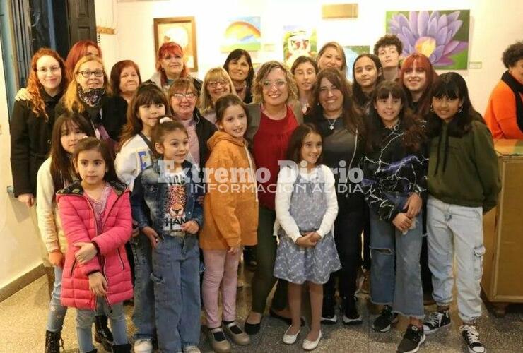 Imagen de Se realizó la muestra de fin de año del taller de pintura a cargo de Gisel Mastromarino