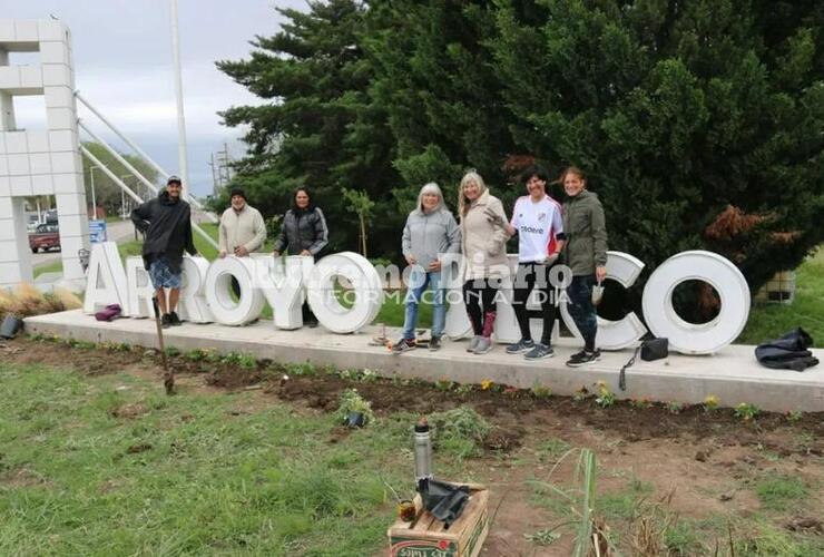 Imagen de Alumnos del curso de paisajismo embellecieron el cartel de ingreso a Arroyo Seco
