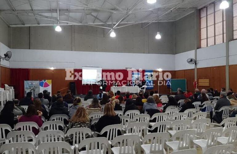 Imagen de El equipo directivo y docente de la Escuela Técnica N°650 participó de un conversatorio en Rosario