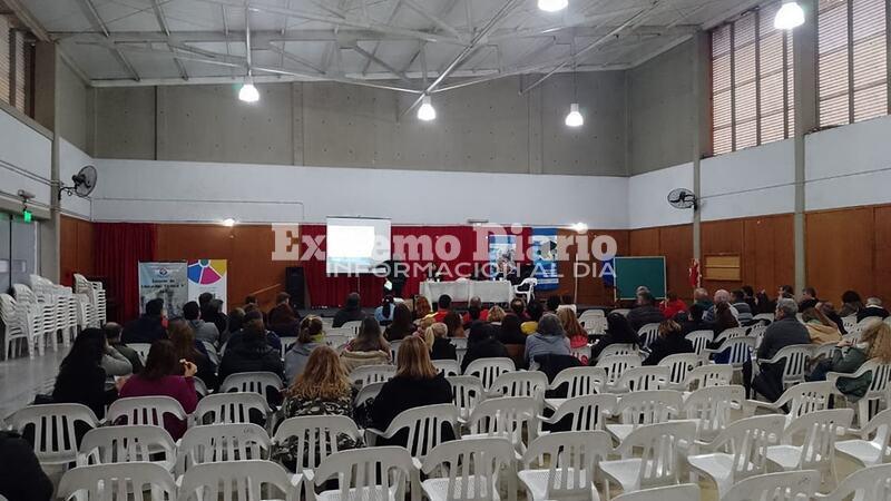 Imagen de El equipo directivo y docente de la Escuela T&eacute;cnica N&deg;650 particip&oacute; de un conversatorio en Rosario